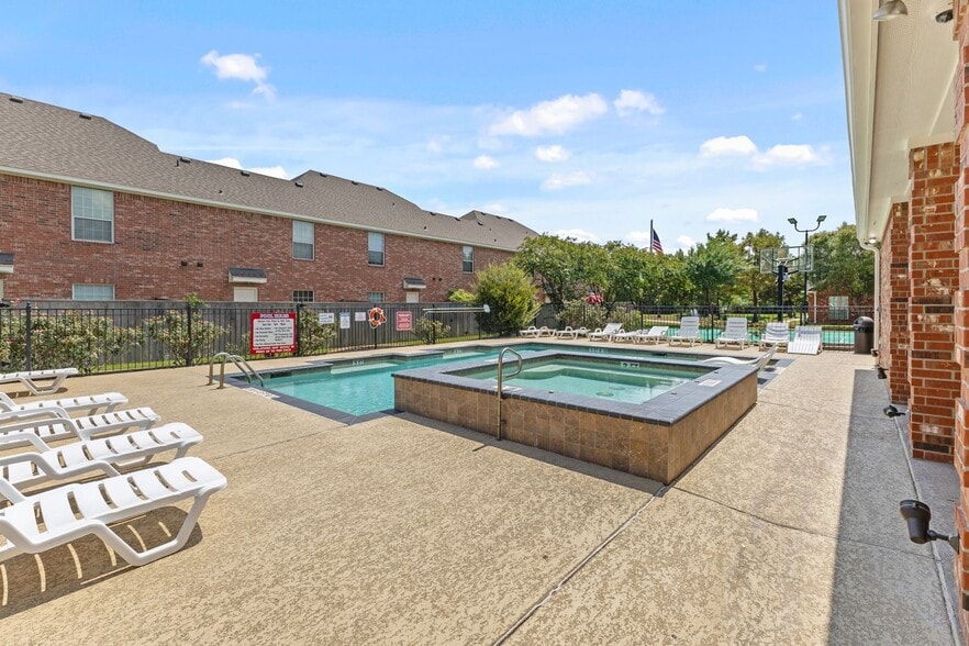 Building Photo - 3 Bed Available at Waterwood Townhome Complex!