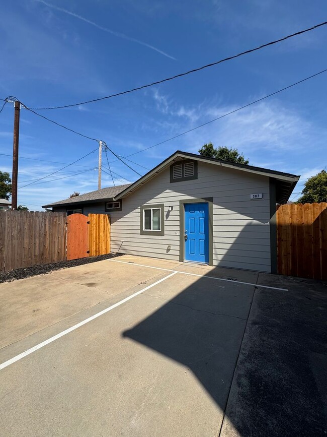 Building Photo - 307 Forrest Ave