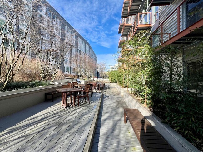 Building Photo - Veer Lofts Condominiums - South Lake Union