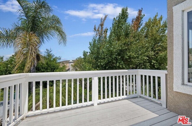 Building Photo - 335 Kitetail St