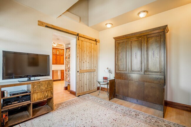 Building Photo - 205 Logan St