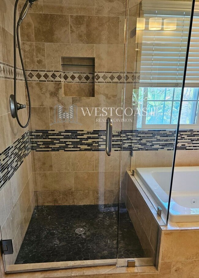 Building Photo - Elegant 3-Bedroom Home in Gated Vista Comm...
