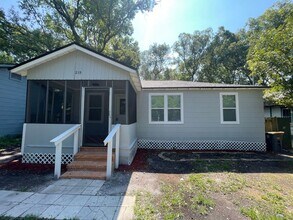 Building Photo - 4/2 Single Family Home : Available Now!
