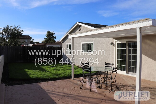 Building Photo - 4 BEDROOM/2 BATHROOM - MIRA MESA
