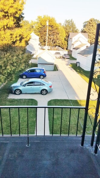 Cute airing porch overlooking the off-street parking - 2119 N 11th St