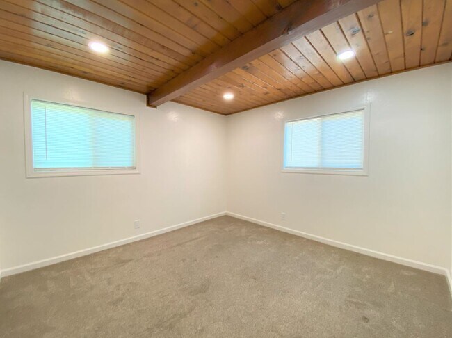 Building Photo - 605 Barney St