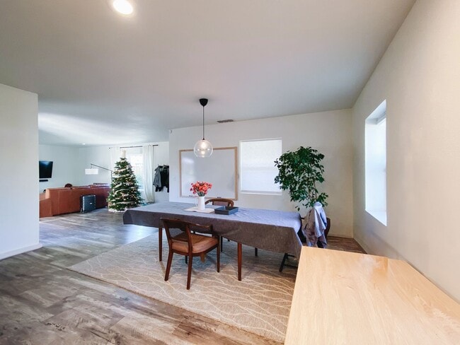 Building Photo - Beautiful 3/1 with gated driveway in Colonial Heights!