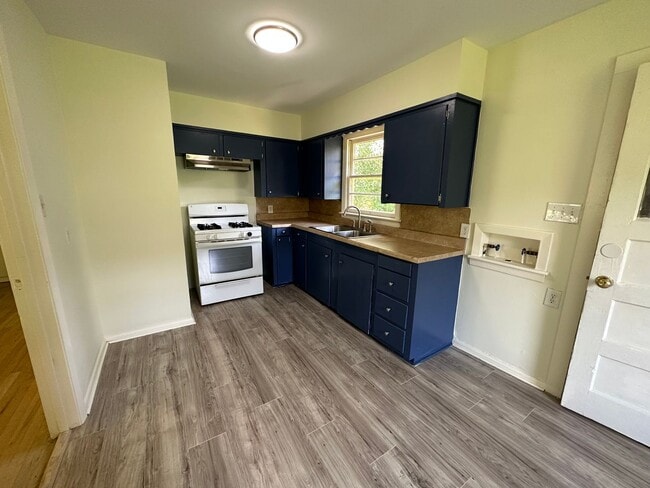Building Photo - Updated 3 Bedroom House