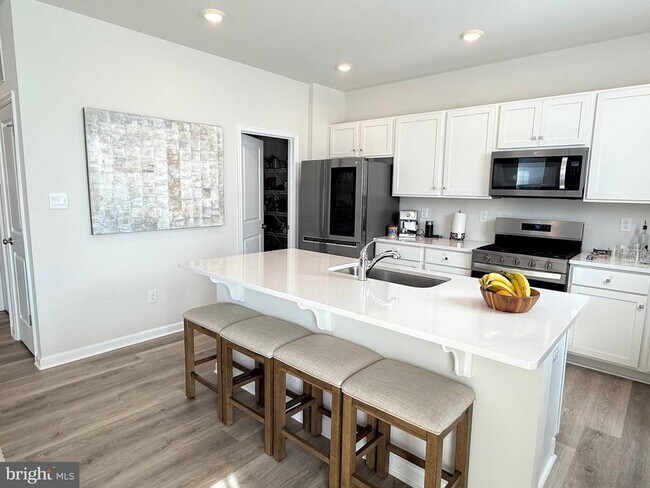 Building Photo - 13 Outsail Ave