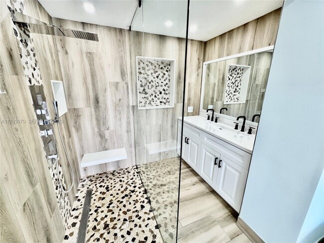 Building Photo - 2415 NW 16th St Rd