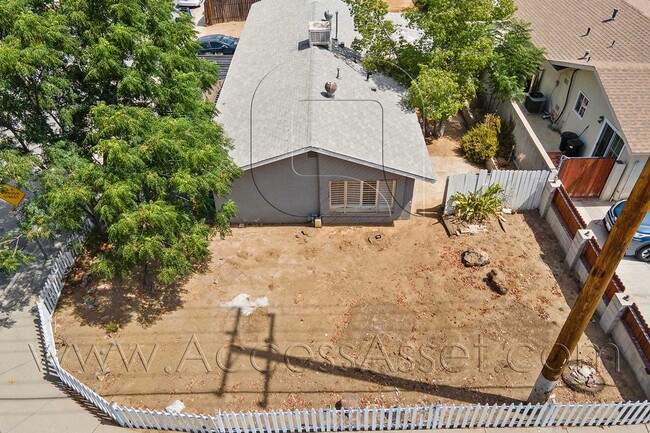 Building Photo - 402 Davis St