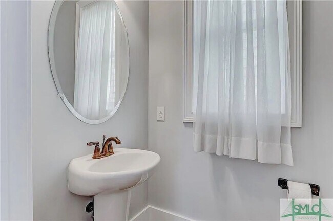 Building Photo - 4 BED | 2.5 BATH | PRIVATE OFF-STREET PARKING | OUTDOOR PATIO | WALK TO GARVIN HALL