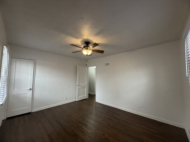 Building Photo - 1815 E 74 Terrace