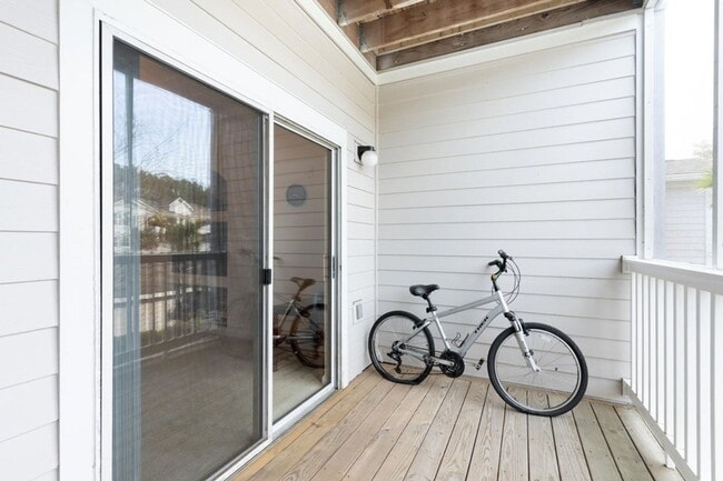 Building Photo - 2 Bedroom 1 Bath Condo in Park West - Mount Pleasant