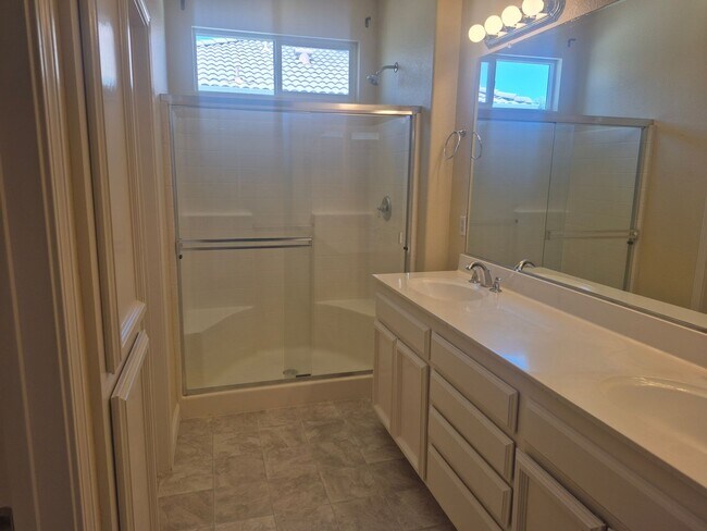 Building Photo - 5343 Dunlay Dr