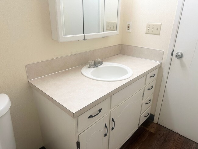 Building Photo - MCQ908