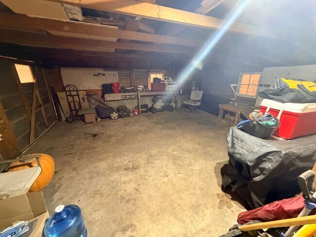 Building Photo - Spacious and Updated 4 Bed, 2 bath!!