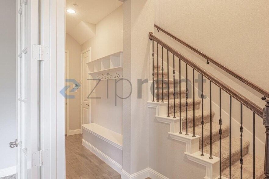 Building Photo - Unit