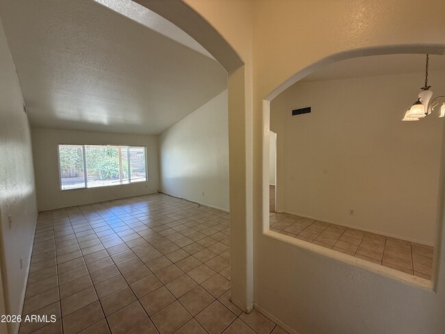 Building Photo - 505 W Sereno Dr