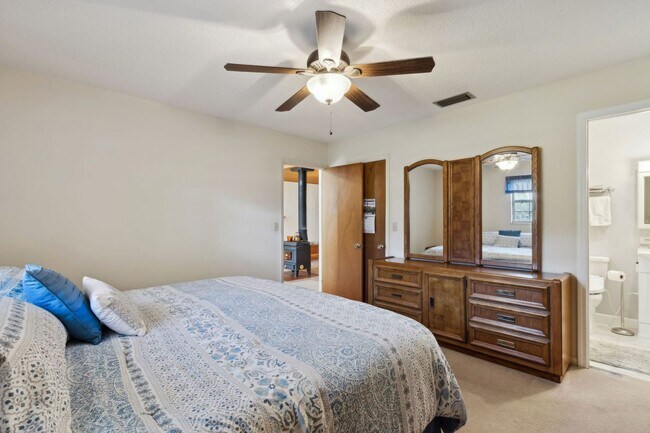 Building Photo - Peaceful Country Living Close to Everything