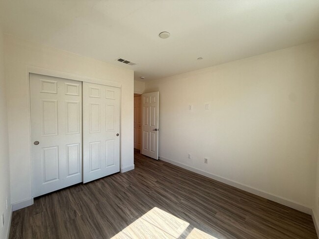 Building Photo - Modern 3BR/2.5BA Townhome in the Heart of ...