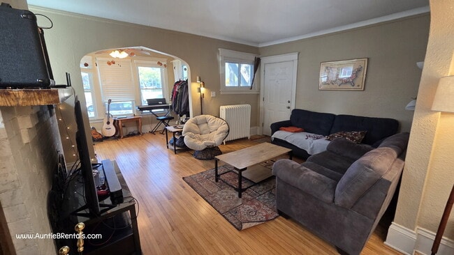 Building Photo - 2BR 1BA Beautiful Triplex Upper Unit - VIDEO TOUR