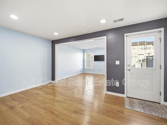 Building Photo - 1247 Mare St