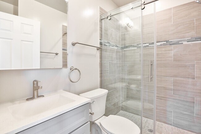 Building Photo - Gorgeous TOP FLOOR 1Bed in Logan Square! Condo Quality! In-Unit Laundry! Central Air!