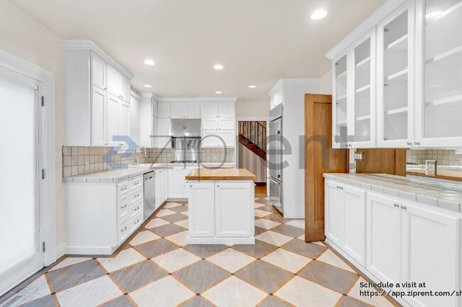 Building Photo - 3010 SE Lambert St