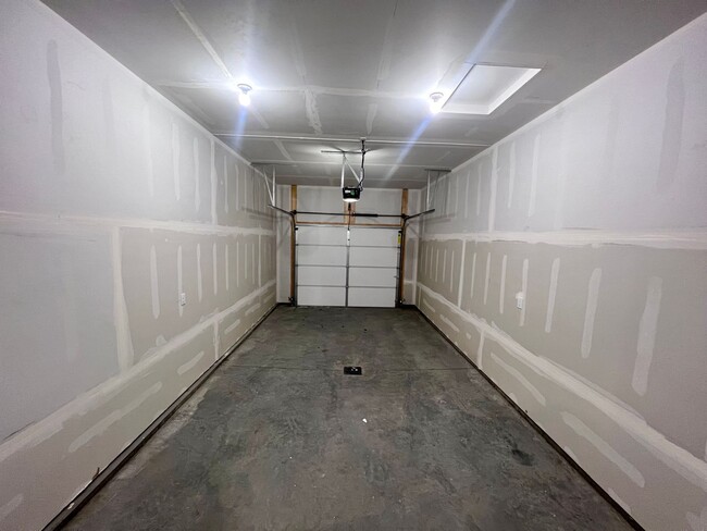 Building Photo - 2-bedroom Townhome near Legacy High School!
