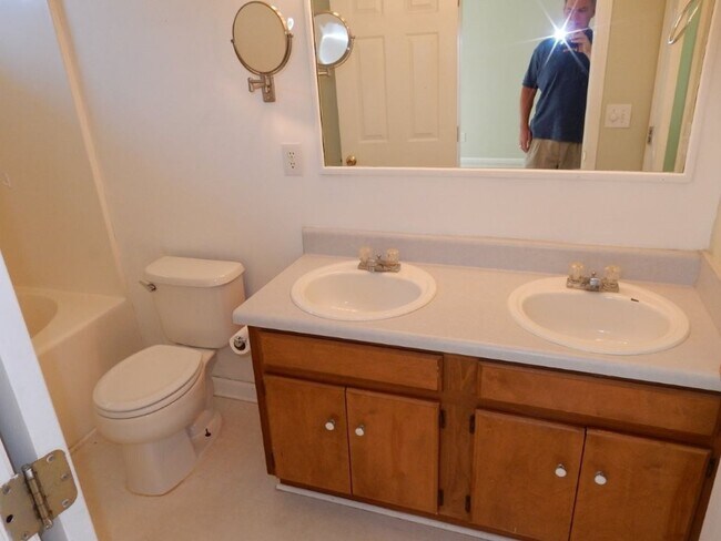 Building Photo - 502 Bloomfield Ct