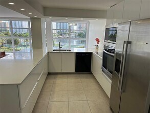 Building Photo - 400 Leslie Dr