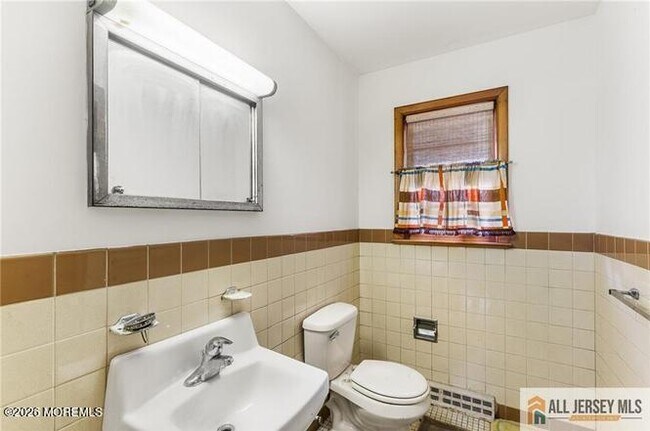 Building Photo - 713 Lincoln Dr