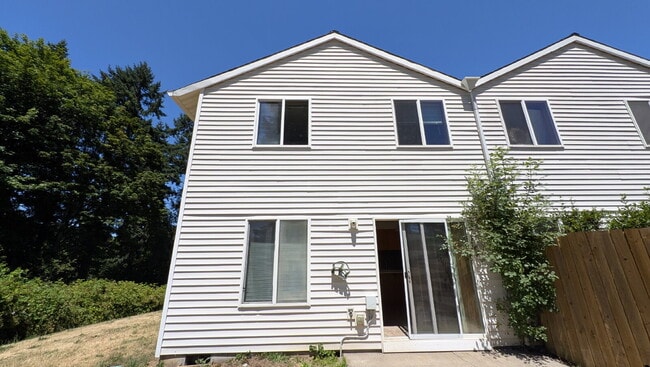 Building Photo - 4 bedroom 2.5 bath home