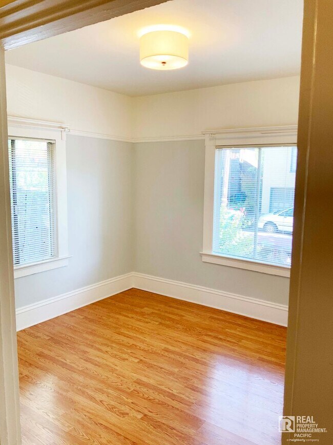 Building Photo - Spacious 4 Bedroom / 1.5 Bath near UC Campus