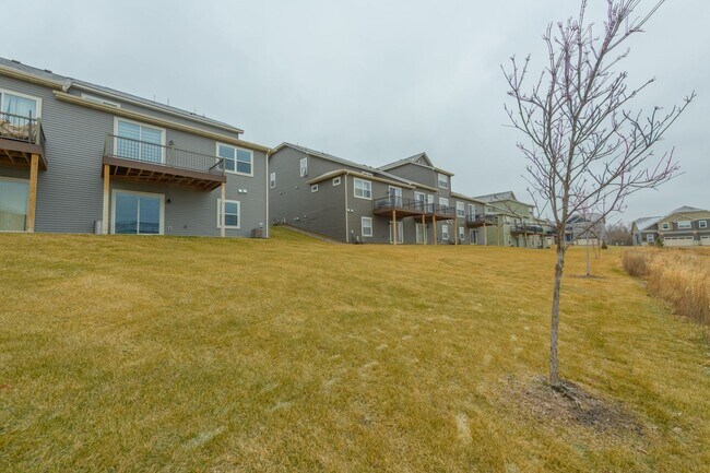 Building Photo - Awesome maple grove 5 bed 4 bath townhome! Pond views, 2 years old!