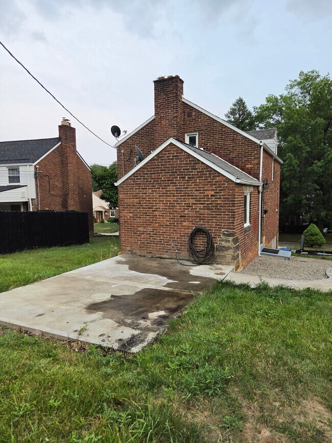 Building Photo - 5272 Fieldcrest Dr