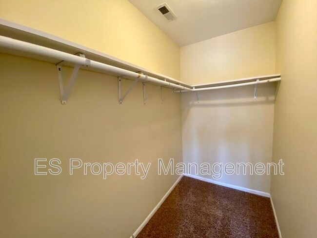 Building Photo - 6879 Oak Lake Dr