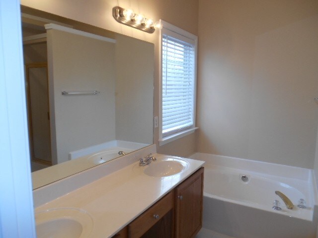 Building Photo - 503 N Waters Edge Dr