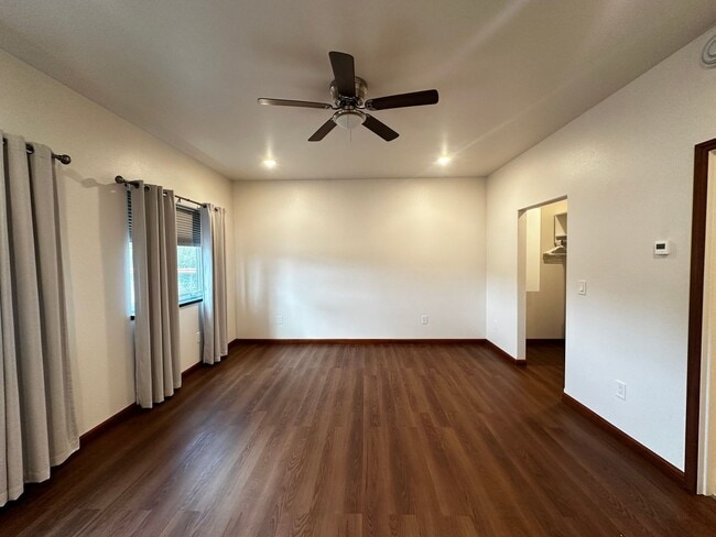 Building Photo - 3 Bed/2 Bath/2 Car Garage/Water Front Home