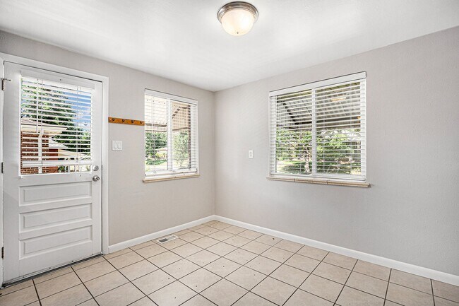 Building Photo - Spacious 4BR with bonus space and a 2 car garage in the heart of Sunnyside!