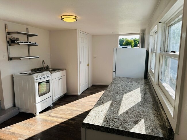 Primary Photo - 415 16th St W