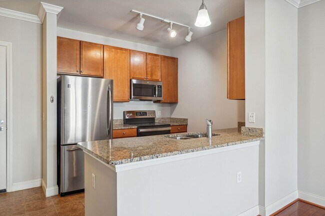 Building Photo - Available Now! High End 1 bed/ 1 bath with Parking! 24 hour concierge!