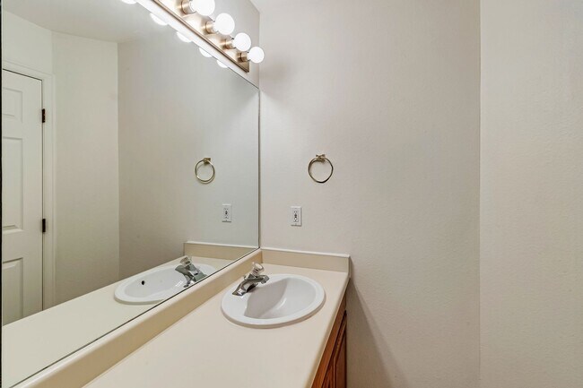 Building Photo - 3 bedroom home with fenced yard and garage in desirable neighborhood!