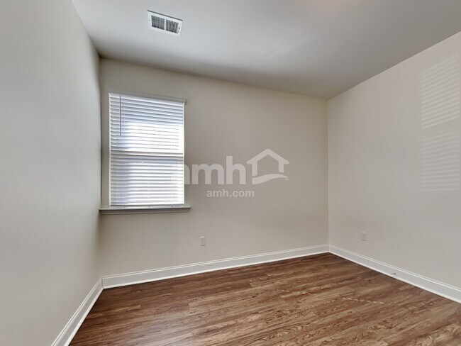 Building Photo - 227 Swan Dr