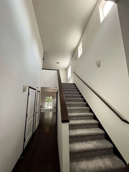 Building Photo - 703 Kodiak Ln