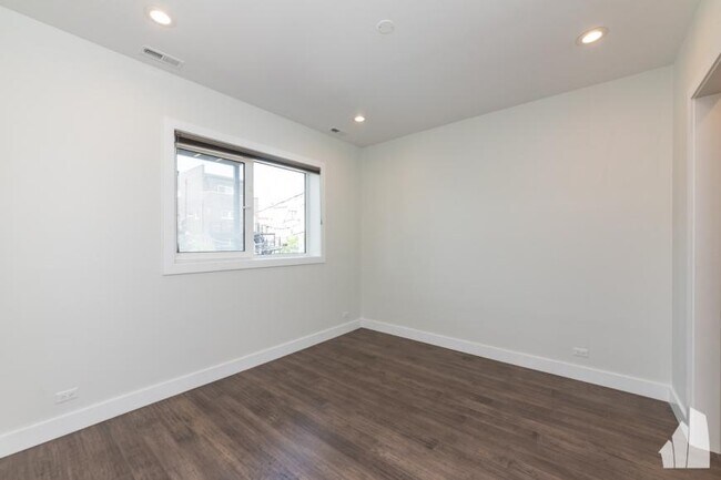 Building Photo - 3 bedroom in Chicago IL 60642