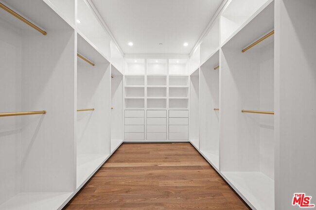 Building Photo - 616 N Alpine Dr