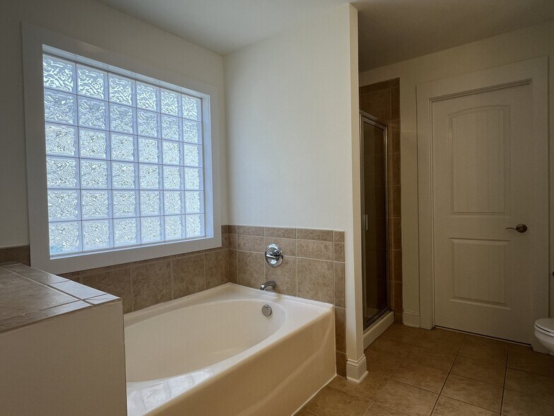 Building Photo - 527 Dubois Court