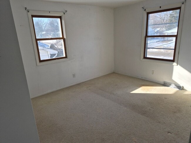 Building Photo - Charming 3 Bedroom Home